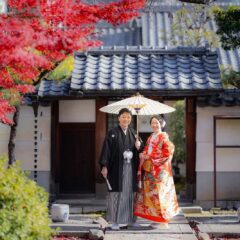 12月の真っ赤な紅葉と和装姿で結婚記念写真