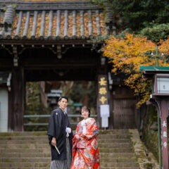 長楽寺山門を背景に紅葉と撮影