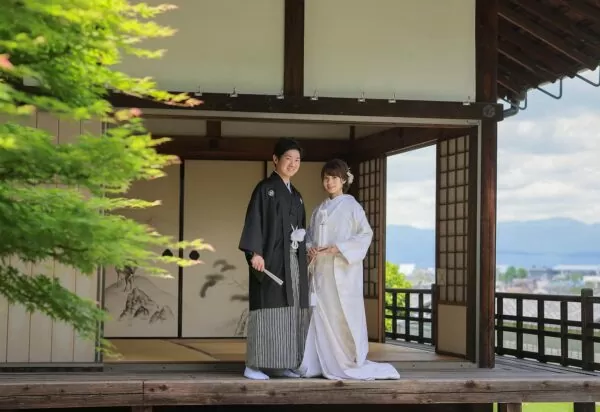 白無垢と羽織袴姿で京都のお寺で後撮りのお写真。