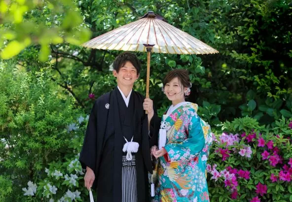 ツツジを背景に番傘を使った結婚記念写真