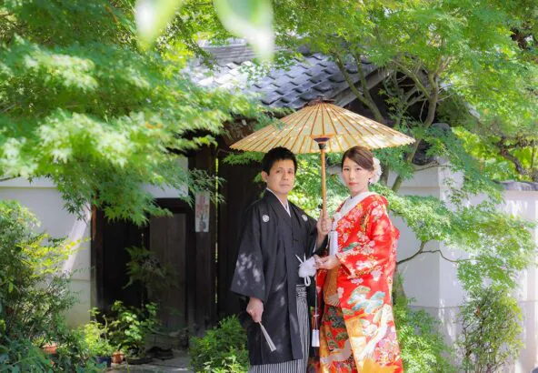 初秋の京都の明るい日差しと和装の新郎新婦様